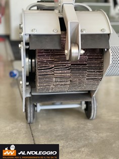 Carteggiatrice 230V ideale per rimozione vernici e ruggine 