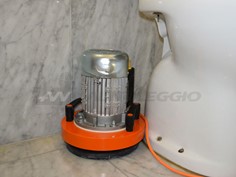 Levigatrice manuale dotata di kit manico per uso come monospazzola 