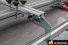 Sollevatore Lineare a Noleggio - Fino a 320 cm a Milano Noleggia un sollevatore lineare regolabile a Milano da 200 a 320 cm. Dotato di ventose a pompa per lastre ruvide e levigate. Sicurezza anticaduta inclusa.