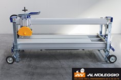 Tagliapiastrelle di Precisione 200cm - Noleggio a Venezia  La tagliapiastrelle di precisione da 200 cm è disponibile per il noleggio a Venezia. Taglia piastrelle e altro con facilità.
