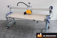 Tagliapiastrelle Professionale 200cm - Noleggio attrezzature a Padova Noleggia una tagliapiastrelle professionale da 200 cm a Padova. Perfetta per tagli precisi di piastrelle e materiali duri.