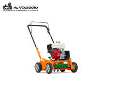 Arieggiatore a lame per prato 