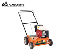 Pulizia del prato con arieggiatore 