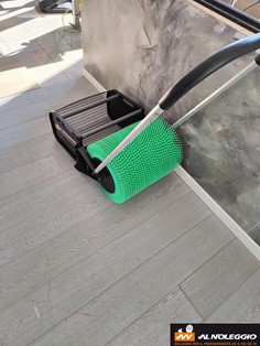 Raccogli carote a spinta 46cm - Rullo in azione, raccolta efficiente del terriccio 