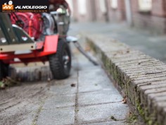 Spazzola a motore con protezione - Dettaglio del manico regolabile 