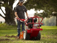 Lavorazione del terreno con motocoltivatore idraulico e fresa 