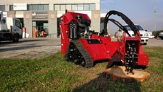 Fresaceppi Toro Facile da controllare Fresaceppi Toro a Noleggio Treviso Facile da usare e controllare Funzionalità Track Drive che ne aumenta la stabilità Controllo di trazione esclusivo Dingo® stile TX brevettato