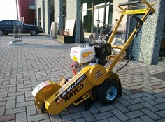 Fresaceppi 13 CV - Noleggio a Udine Noleggia il fresaceppi con motore da 13 CV a Udine. Ideale per lavori di rimozione dei ceppi in cantieri e giardini.