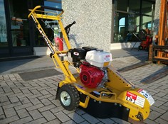 Fresaceppi 4 Tempi - Noleggio a Brescia Noleggia un fresaceppi a 4 tempi a Brescia. Profondità di taglio di 55 cm e motore da 13 CV per risultati ottimali.