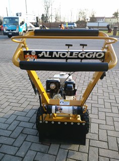fresaceppi a noleggio Treviso Noleggia un fresaceppi per la rimozione facile a Treviso. Motore potente da 13 CV e altezza regolabile da livello terra.