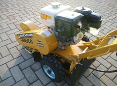 fresaceppi a noleggio Treviso Affitta un fresaceppi con motore da 13 CV a Treviso. Ideale per la rimozione dei ceppi in varie condizioni.