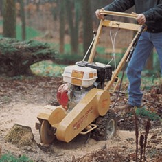 Noleggio Fresaceppi a Treviso - Strumento per Rimuovere Ceppi Noleggia la fresaceppi a Treviso per rimuovere rapidamente i ceppi delle piante. Potente motore da 13 CV, profondità di taglio di 55 cm.