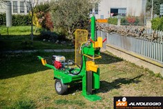 Spaccalegna a motore scoppio con ruote pneumatiche 