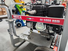 Generatore di corrente 4,5 kW con prese Schuko e CEE 230V, ideale per lavori edili 