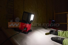 Luce LED da cantiere con autonomia fino a 11 ore con batteria 18V 