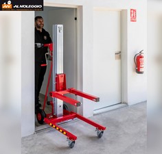 Sollevatore con dimensioni riposte compatte 75 x 64 x 175 cm, facile da trasportare e stoccare 