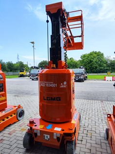 Piattaforma semovente a colonna M0810JE - Vista frontale 