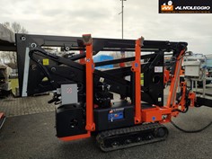 Noleggio a Venezia Piattaforma Ragno Semovente - Altezza di Lavoro 17m Affitta una piattaforma ragno semovente con braccio a due elementi articolati, jib e rotazione torretta di 330°. Ideale per lavori in quota con portata fino a 200 kg.