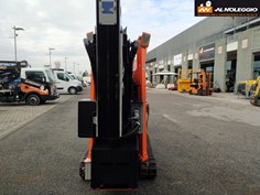 Noleggio a Venezia Piattaforma Semovente - Portata 200 kg Affitta una piattaforma ragno semovente con sistema di livellamento a parallelogramma idraulico. Ideale per lavori in quota con comandi proporzionali e navicella spaziosa.