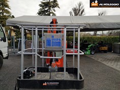 Noleggio a Venezia piattaforma Ragno a Noleggio - Altezza Lavoro 17 metri Noleggia una piattaforma ragno semovente con braccio telescopico e jib. Ideale per lavori in quota con controllo di carico in navicella e 4 stabilizzatori oleodinamici.