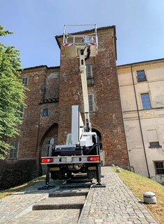 Piattaforma aerea con stabilizzazione per lavori urbani 
