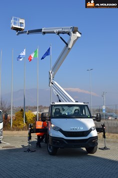 Avviamento/arresto motore dalla navicella - Noleggio carro attrezzi Udine Un sistema di avviamento e arresto del motore dalla navicella, che permette di risparmiare carburante e ridurre le emissioni. Il sistema è attivato da un pulsante situato nella navicella stessa.