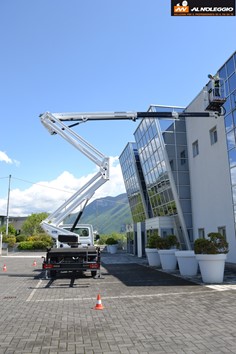 Livellamento navicella a parallelogramma idraulico - Noleggio carro attrezzi Venezia Una navicella che si livella automaticamente a parallelogramma idraulico, garantendo una perfetta orizzontalità in qualsiasi condizione di lavoro. Il livellamento è regolato da un sensore di inclinazione installato sul mezzo.