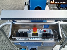 Movimentazione pantografo con bielle - Noleggio carro attrezzi Treviso Un sistema innovativo che permette di movimentare il pantografo con bielle, senza l’uso di cilindri idraulici. Questo consente di ridurre il peso del mezzo e aumentare la portata della navicella.