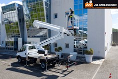 Pianale antiscivolo - Noleggio carro attrezzi Brescia Un pianale antiscivolo che offre una maggiore sicurezza e comodità per gli operatori. Il pianale è dotato di una griglia metallica che impedisce lo scivolamento e facilita il drenaggio dell’acqua.