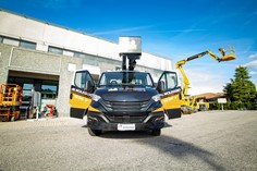Piattaforma articolata con comandi elettrici multifunzione per precisione 