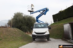 Affitto Piattaforma Articolata 20m: Stabilizzatori HS+ e Comandi Elettroidraulici a Portogruaro Sistema avanzato con 4 stabilizzatori HS+ e comandi elettroidraulici proporzionali. Sicurezza e controllo per un lavoro impeccabile. Prenota subito!