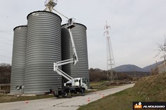 Noleggio Piattaforma Aerea Articolata: Sbraccio Totale e PTT Minimo a Portogruaro Sbraccio totale con stabilizzatori fissi in sagoma. PTT minimo di 3.5 t per una soluzione leggera ma potente. Scopri di più sul noleggio!