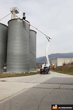 Piattaforma Autocarrata 20m: Sistema Master/Slave e Impianto Idraulico Interno a Portogruaro Sistema master/slave per il livellamento idraulico della navicella. Impianto idraulico e cavi elettrici interni per un lavoro più efficiente. Prenota ora!