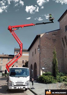 Piattaforma Aerea Leggera: Comandi Elettrici e Stabilizzazione Verticale a Jesolo Comandi elettrici multifunzione per precisione e comfort di manovra. Stabilizzazione verticale con traverse estendibili per una maggiore sicurezza su terreni irregolari. Affitta ora!