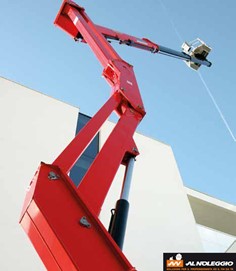 Affitto Piattaforma Articolata 20,9m dal Piano di Calpestio a Jesolo Massima altezza di lavoro dal piano di calpestio di 20,9m. Sicurezza garantita con anticollisione meccanico cabina/braccio. Prenota subito la tua piattaforma aerea.