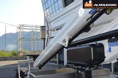 Portata di 250 kg e altezza di 24,6 m - Noleggio carro attrezzi Treviso Un mezzo con una portata di 250 kg e un’altezza di 24,6 m, che lo rende adatto per trasportare persone e materiali in quota. Il mezzo ha un PPT minimo di 3,5 t e dimensioni compatte.