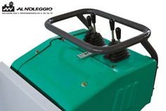 Motocarriola con pedana pieghevole ammortizzata per guida sicura 