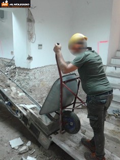 Nastro trasportatore con telaio dotato di ruote per facile movimentazione 