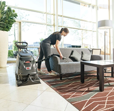 Lavamoquette professionale con ruote robuste per facile trasporto 