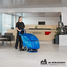 Lavasciuga pavimenti in azione su superfici grandi 