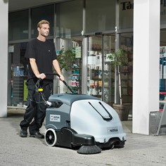 Spazzatrice uomo a terra con operatore 