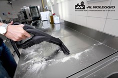 Generatore di vapore per pulizia e disinfezione di piani in acciaio 