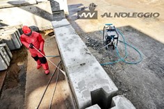 Idropulitrice 360 bar con alta portata e sistema di rotazione delle ruote per superare ostacoli 